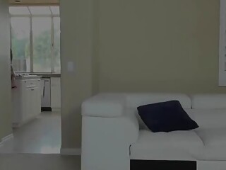 Estirando Un Poco Las Piernas Antes De Ser Follada Por El Entrenador