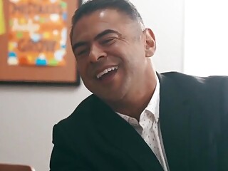 la folla en posturas de perrito y misionero contra su escritorio